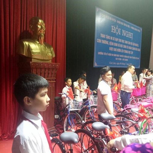 Hội nghị
trao tặng 90 chiếc xe đạp cho học sinh con thương binh, bệnh binh và học sinh có hoàn cảnh khó khăn.
